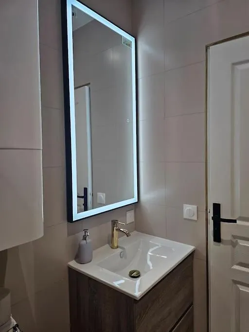 Chic Montmartre Apartment Παρίσι