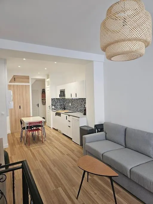 Chic Montmartre Apartment Παρίσι